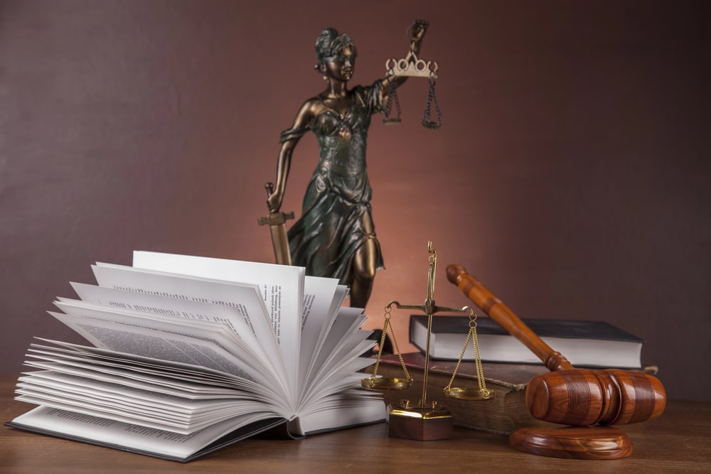 Lady Justice statue, gavel, law books, and scales of justice symbolizing personal injury law in Carteret NJ